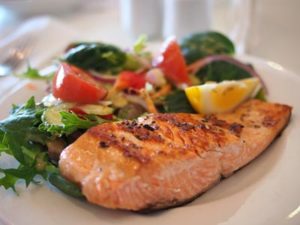 Gewicht verlieren mit 10 natürlichen Nahrungsmitteln: Lachs